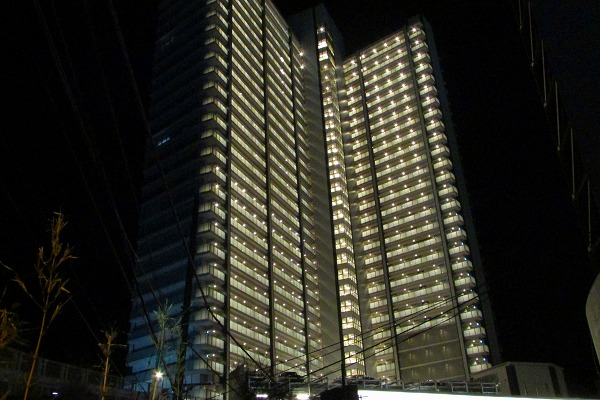 熱海駅前にそびえ建つ地上３１階建てのV字のフォルムで海＆花火大会を一望