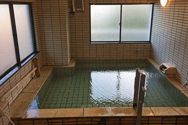 共用部の温泉大浴場が２階にあります。湯量豊富な南熱海の温泉を存分に楽しんで下さい