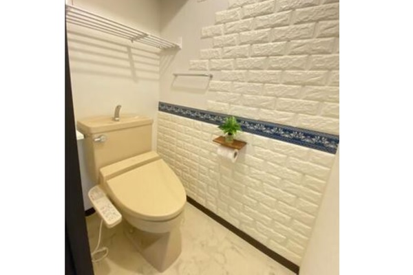 白を基調とした清潔なトイレ