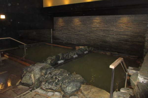 源泉かけ流しの温泉大浴場