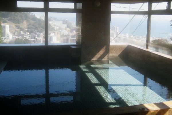 熱海の眺望を楽しめる良質＆高温の自慢のかけ流しの温泉大浴場