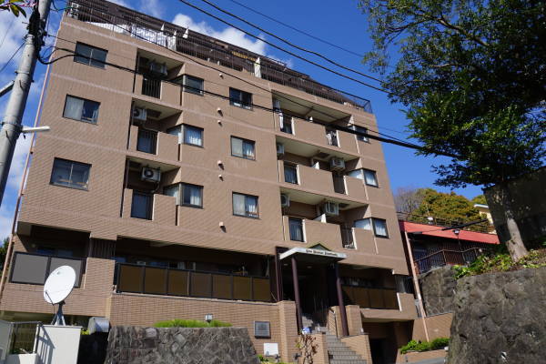 伊豆山鉢アラクに所在するSRC造8階建のマンション
