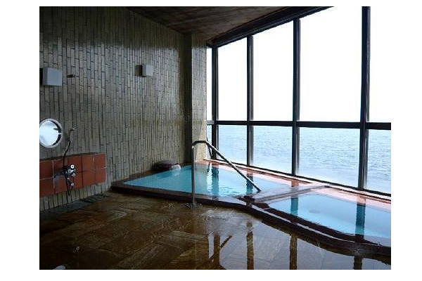温泉大浴場は海と一体感を味わえる当マンション自慢の施設です