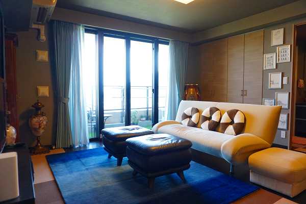 室内のカーテンは織物でも有名な「川島セルコン」のオーダーメイド