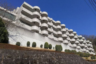 ドメーヌ熱海伊豆山西館 ・丘陵地に建つ重厚感溢れるマンション 7階
