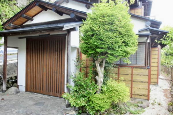 昭和初期建造で、昔良き時代の趣きたっぷりです
冠木門を抜けると古都の風情ある石畳と同じく情緒漂う玄関先
