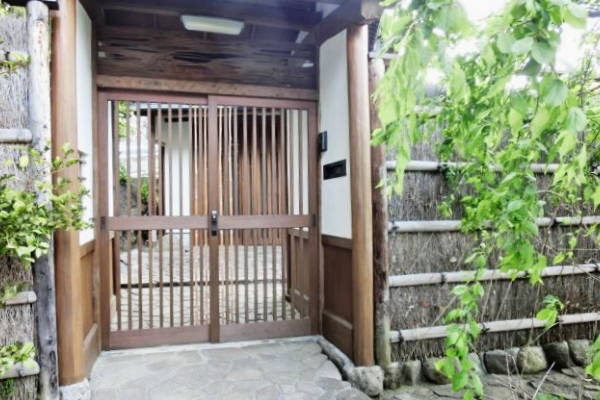三方道路の角地で開放感ある立地で、冠木門が昭和初期の昔の懐かしさを漂わせます