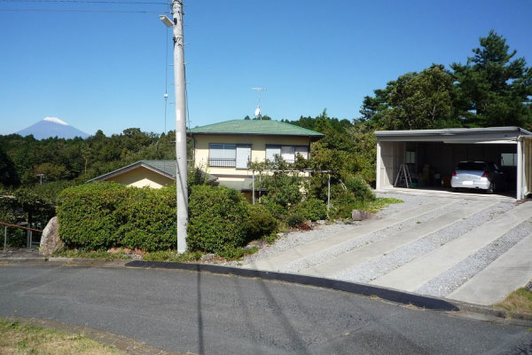 富士見ニュータウン・大型ガレージのある駿河湾＆富士山望む中古戸建 熱海・湯河原・南箱根の不動産・別荘はワンストップ（熱海市役所横）