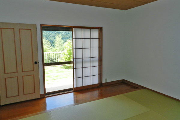 １階８帖の和室に２帖程の板の間があり、畳も新しく気持ちよい居室となっております