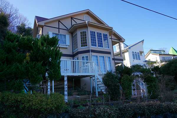 みのりの村別荘地 街並み 相模湾望むお庭のある温泉付中古別荘 熱海 湯河原 南箱根の不動産 別荘はワンストップ 熱海市役所横
