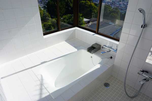 明るく清潔感のある白を基調とした浴室
