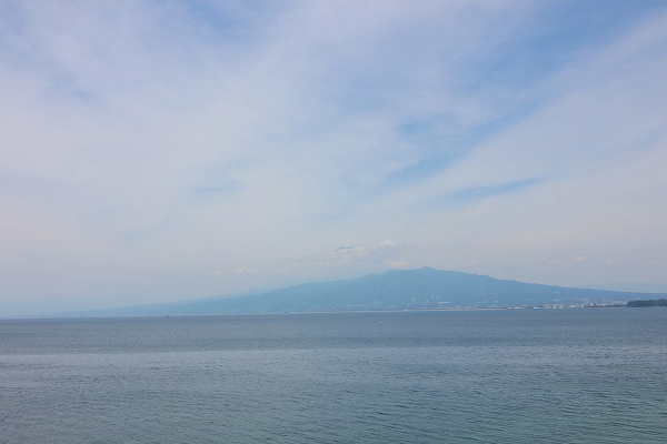 駿河湾の向こうに望む富士山