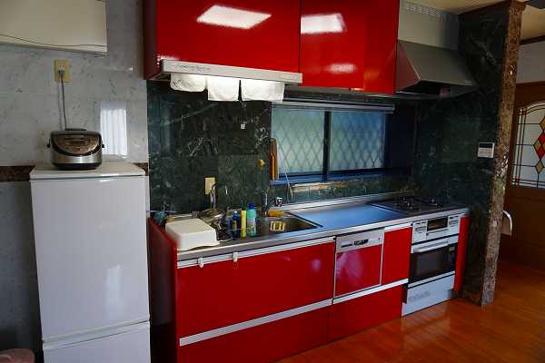 システムキッチンは存在感ある真っ赤なビビッドカラー