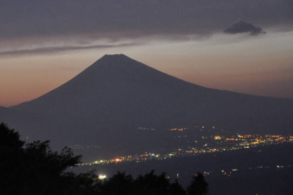 夕暮れ時の幻想的な富士山と箱根連山、麓の街明かりの眺望がお楽しみ頂けます