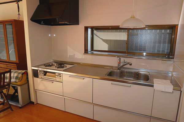 新規に交換されたキッチン台は白を基調とし清潔感溢れます
