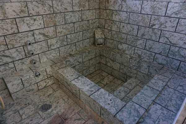 石貼りの浴室は温泉の引込が可能です