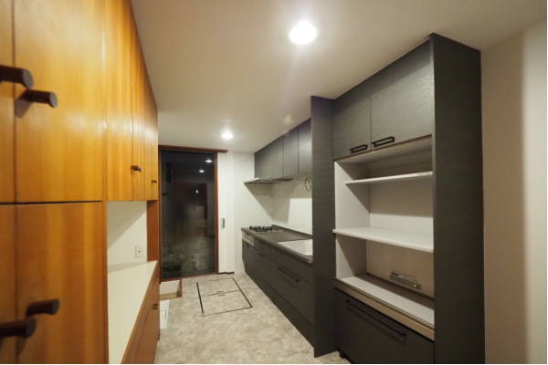 独立したキッチンスペース。備え付けの収納棚も豊富なのですっきりと利用できます
