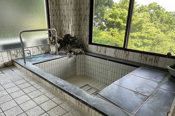 大人数でも入浴可能な温泉引込済の浴室