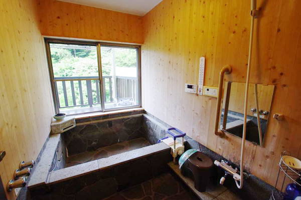 広々した拘りの浴室は温泉が引き込まれております