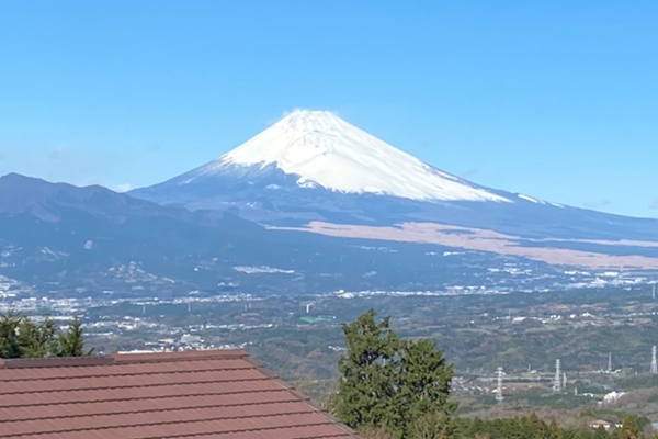 正面に雄大な富士山と箱根連山を望みます