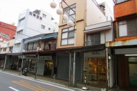 熱海市清水町・賑わいある中心街に所在する鉄骨造の温泉可能な店舗付住宅