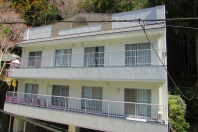 湯河原町宮上・周辺には老舗の旅館が建ち並ぶ奥湯河原の2世帯住宅