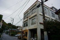 真鶴町岩・磯の香り漂う海近の鉄骨造3階建ての収益可能な中古戸建