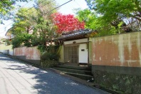 熱海市伊豆山鉢アラク・閑静な住宅地に佇む重厚感ある和風邸宅