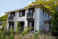湯河原町宮下・山間から相模湾を遠望する広い多目的練習場付き大型住宅