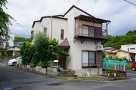 湯河原町中央4丁目・角地で陽当たり&生活便良好な街中の中古戸建