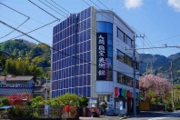湯河原町中央3丁目・鉄骨造4階建のオフィスや展示会場等に最適の売ビル