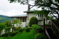 あじろ南熱海が丘・豊かな自然の中に映える重厚感ある温泉付洋邸宅