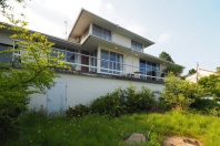 熱海市伊豆山・高台丘陵地に建つ眺望&温泉&庭付きの大型邸宅