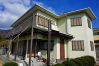 湯河原町鍛冶屋・小高い丘に建つ陽当り良好で広く平坦な芝庭のある中古戸建