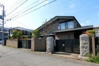 湯河原町土肥2丁目・贅を尽くした街中でひと際目を引く拘りの大型邸宅