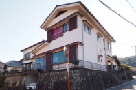 熱海市下多賀・小学校目の前の小高い丘に所在する生活便良好な中古戸建