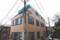 熱海市桃山町・駅裏徒歩約4分 角地に立地する鉄骨造3階ビル
