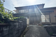 湯河原町吉浜・広々としたバルコニーが設置された収納豊富な大型住宅