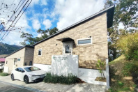 熱海自然郷・山々の借景を楽しめ片流れの屋根が特徴的な温泉付築浅戸建