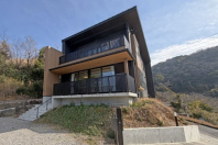 熱海市網代・海の眺望が広がる高台に所在　静寂を楽しむ築浅邸宅