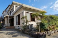 湯河原町中央町4丁目・利便性と静寂が共生する住宅地に所在の中古戸建