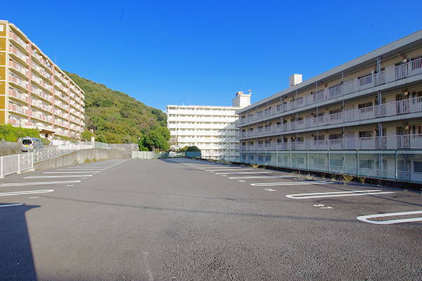 熱海市緑ガ丘町 綺麗に整備された４０台駐車可能な大型駐車場 熱海 湯河原 南箱根の不動産 別荘はワンストップ 熱海市役所横