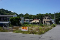 真鶴町岩・海水浴場目の前 3方角地の平坦 約164坪の売地