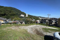 熱海市桜町・利便性と静けさが調和 緑に包まれた高台の売地 約247坪