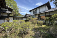 湯河原万葉郷・奥湯河原の山々の借景 海遠望 庭木豊富な和風古家付売地
