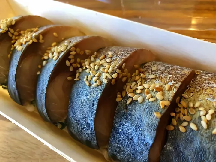 網代〆サバの炙り巻き