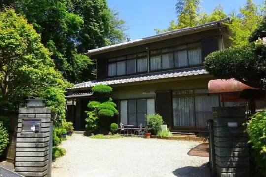 熱海市泉・緑豊かな住環境に佇む檜造りの和風邸宅 角地