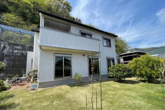 熱海市和田町・H30年築 海&花火望む生活便良好 平坦な芝庭付築浅戸建