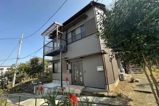 熱海市和田町・閑静な住宅地に所在　リフォーム済＆海徒歩圏の中古戸建
