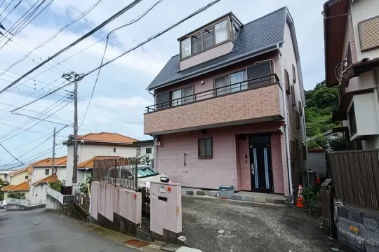 熱海市下多賀・長閑な住宅地に所在する収納豊富&眺望良好な大型住宅